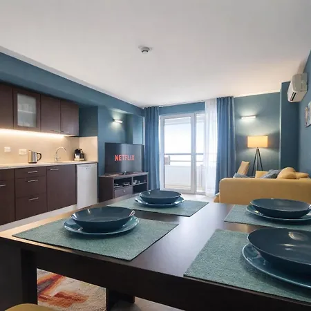 Apartment Sunny W/ Pool • 5 Min To *